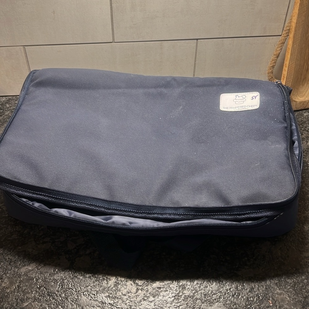 9x13 blue Pampered Chef insulated casserole carrying case. Like new!!  Z…